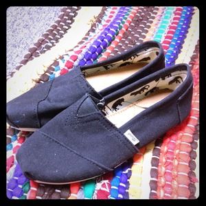 Toms look alike shoes for @shelbycamp