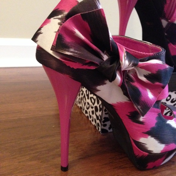 โค๏ธโค๏ธSOLDโค๏ธHOST PICK Side Bow High Heel Shoes 9 - Picture 2 of 3