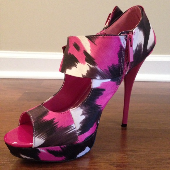 โค๏ธโค๏ธSOLDโค๏ธHOST PICK Side Bow High Heel Shoes 9 - Picture 3 of 3