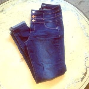 High-waisted jeans