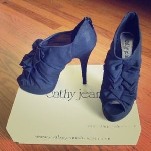 🎉NEW CATHY JEAN BLACK RUFFLE PUMPS🎉