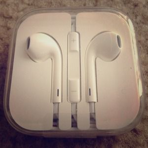 New In Box! Apple (iPhone/iPad) Earbuds
