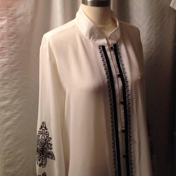 DRESSY CREME & BLACK BLOUSE. SIZE LARGE. NWT