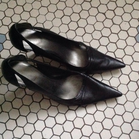 Black leather pump