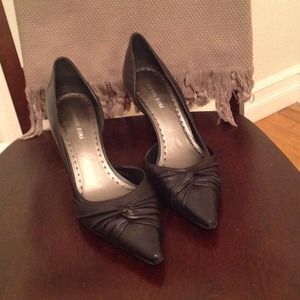 Gianni Bini black leather pumps