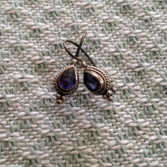 Vintage look earrings with blue crystal.