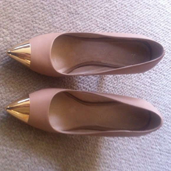 New Aldo beige heels with gold toe. Size 6.