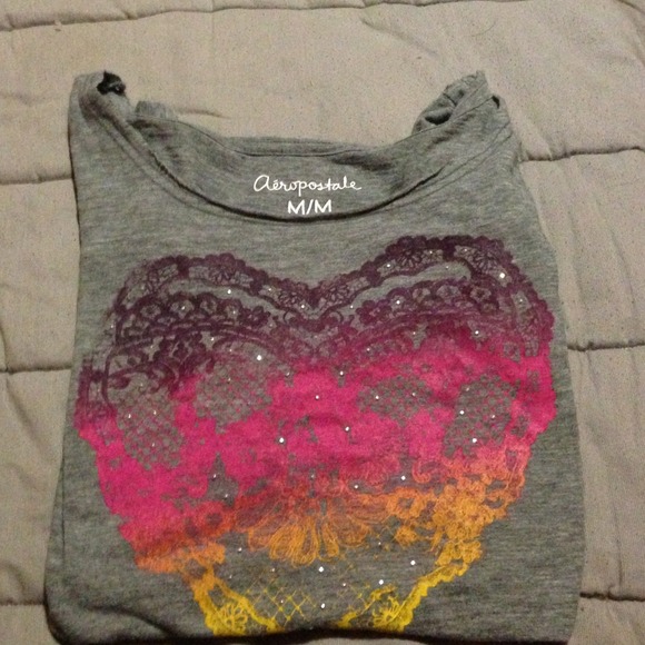 Short sleeve shirt with a colorful heart