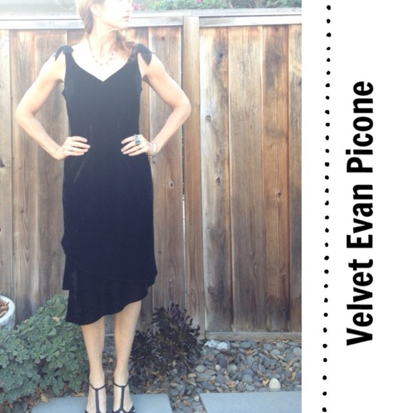 Evan Picone Dresses & Skirts - Bow Shoulder Velvet Dress