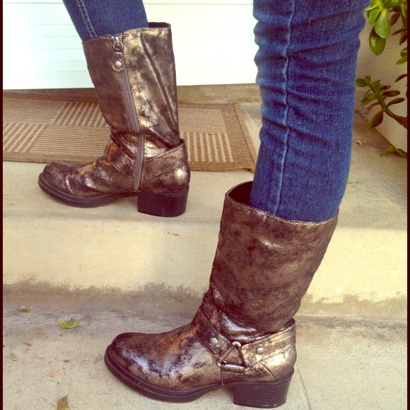 Simply Vera Vera Wang silver boots