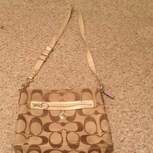 Coach purse 😍😍pre loved and needs a new home😄💕