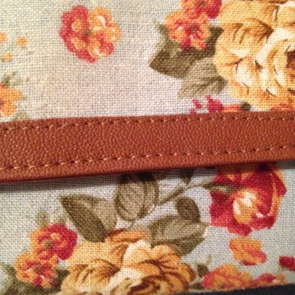 🚫 SOLD🚫 “Vintage" Floral Wallet 🚫 SOLD 🚫 - Picture 2 of 4