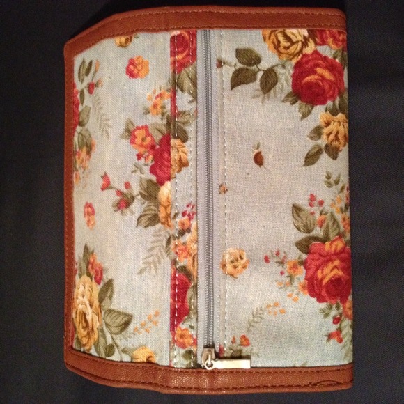 🚫 SOLD🚫 “Vintage" Floral Wallet 🚫 SOLD 🚫 - Picture 4 of 4