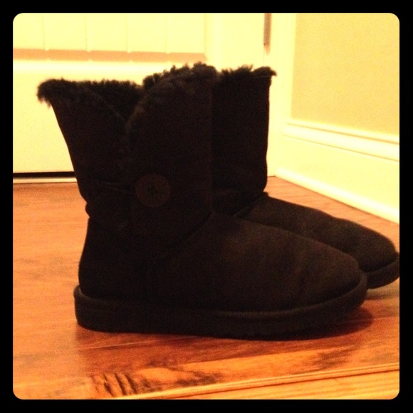 Authentic UGG Bailey Button Black Size 9 Boots 🎀