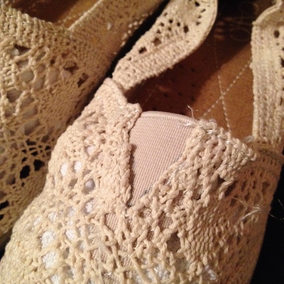 🚫 SOLD IN A BUNDLE 🚫 Cato Cream Lace Slip-Ons - Picture 2 of 4