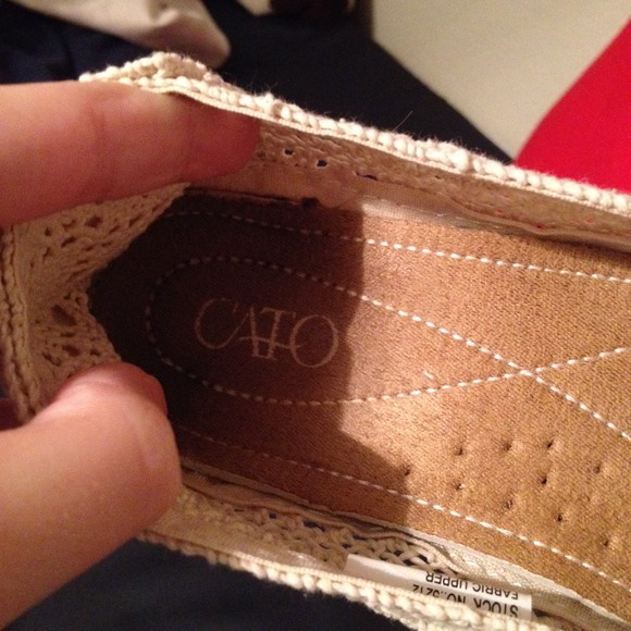 🚫 SOLD IN A BUNDLE 🚫 Cato Cream Lace Slip-Ons - Picture 3 of 4
