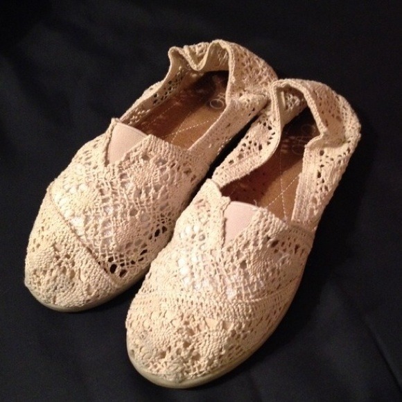 🚫 SOLD IN A BUNDLE 🚫 Cato Cream Lace Slip-Ons - Picture 4 of 4