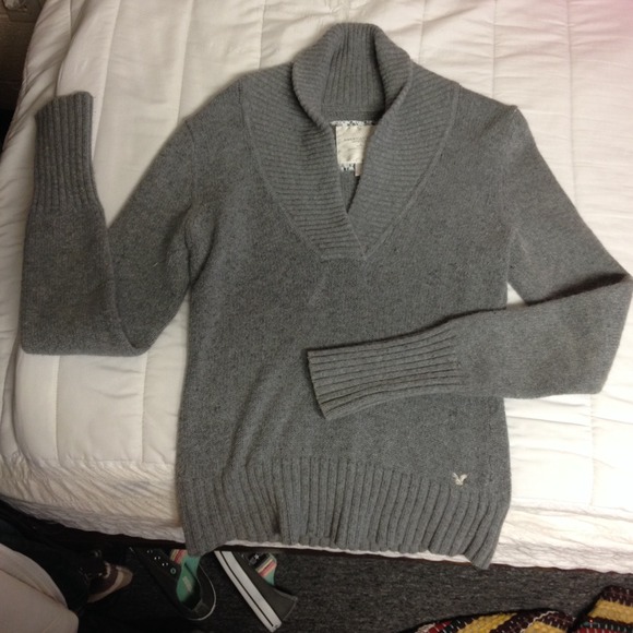 ❌Grey AE sweater SOLD❌