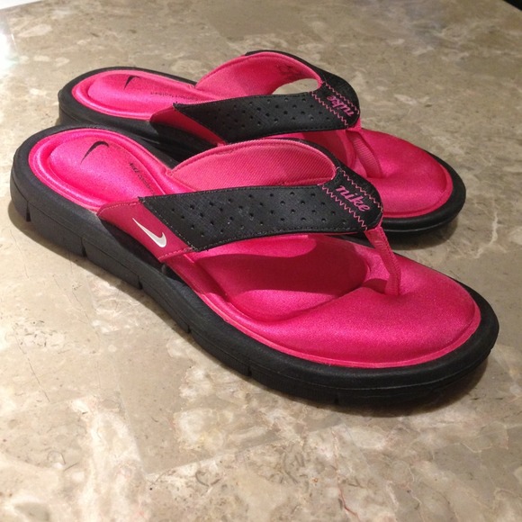 Sold! NIKE comfort footbed like new Sandals