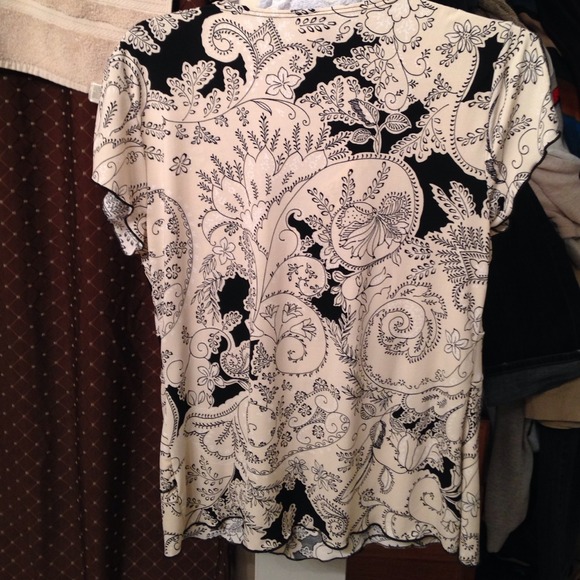 Very pretty shirt size Large๐๐๐ - Picture 2 of 3