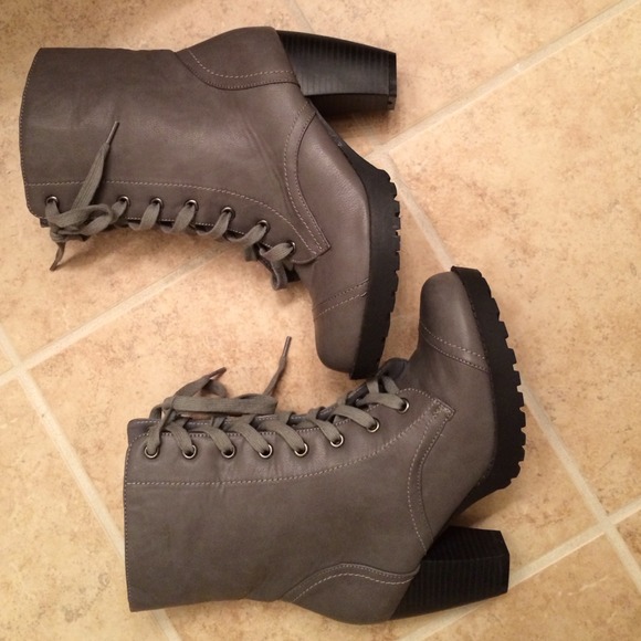 NWT Wet Seal Chunky Heel Combat Boots - Picture 2 of 4