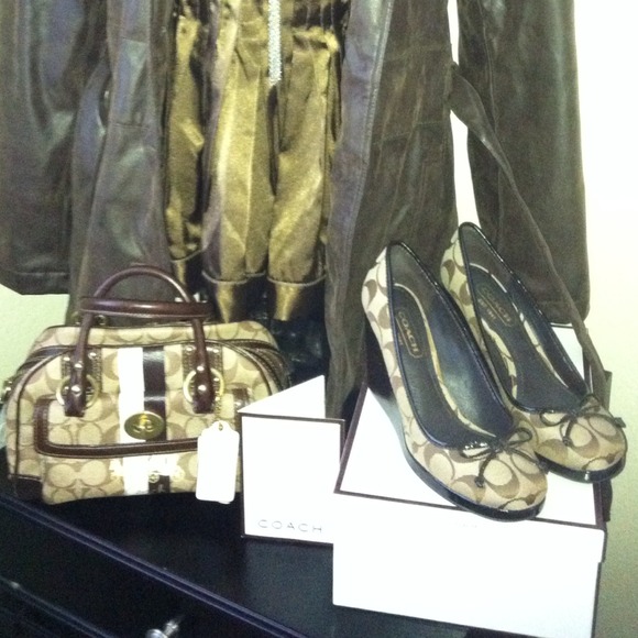 Mini Coach Classic Brown Purse.