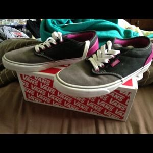 Brand new woman's vans size 9