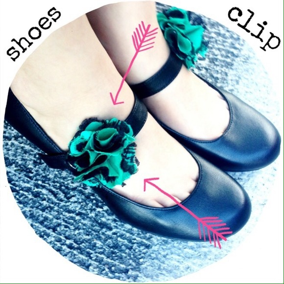 Kain Bunga styled fabric flower shoe clips.