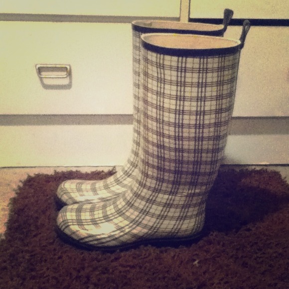 NWOT Plaid rain boots