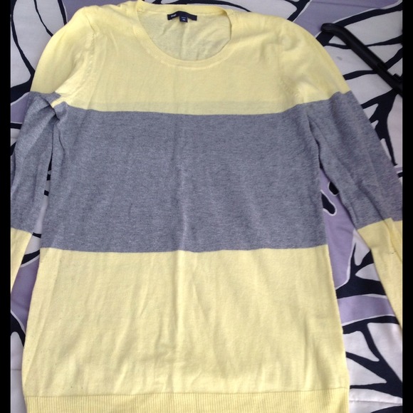 Gap sweater size small