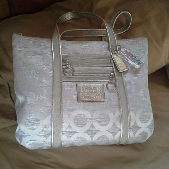 Authentic Coach Purse/ this is a LARGE purse...