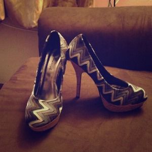 Flourish size 9, fits like 8 1/2 ; 4 1/2 inch heel