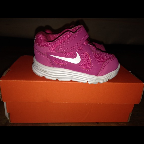 Nike tennis shoes for toddlers - Picture 2 of 4