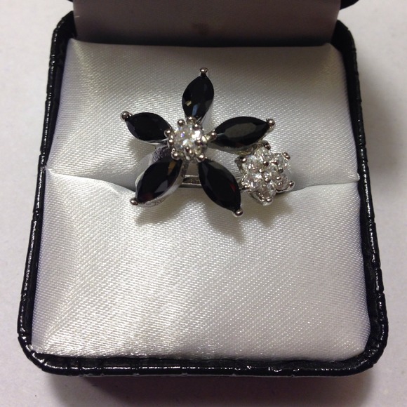 Ring. - Picture 2 of 2