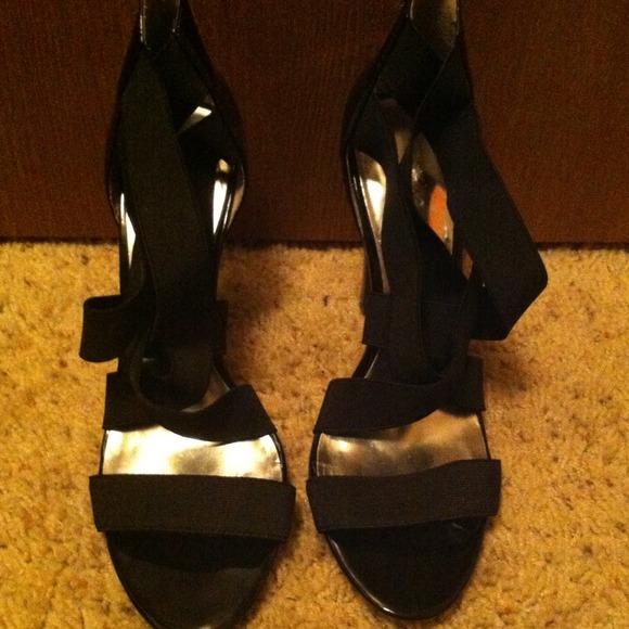 Black sandal pumps
