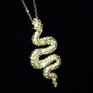 Statement snake crystal necklace!💖