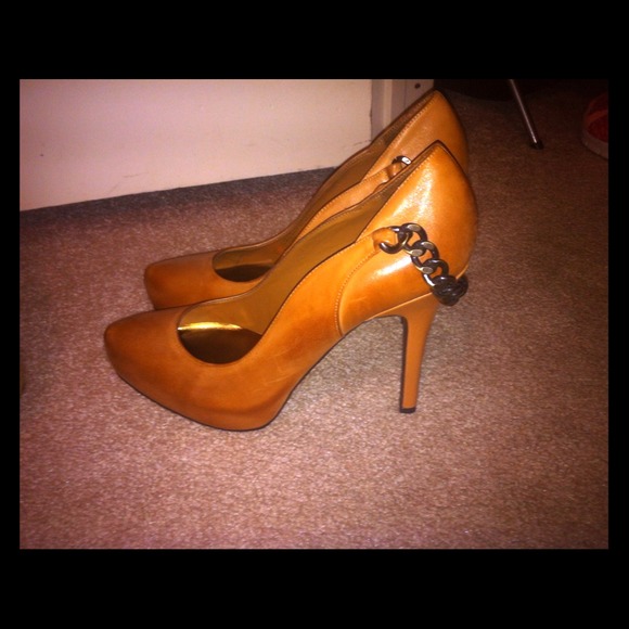 Never worn, received as a gift but half a size big - Picture 1 of 4