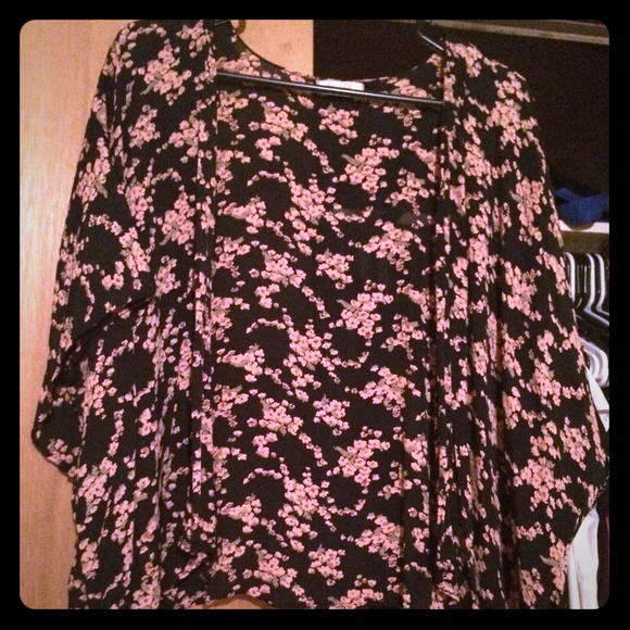 ❌SOLD❌ Brandy Melville Floral Kimono