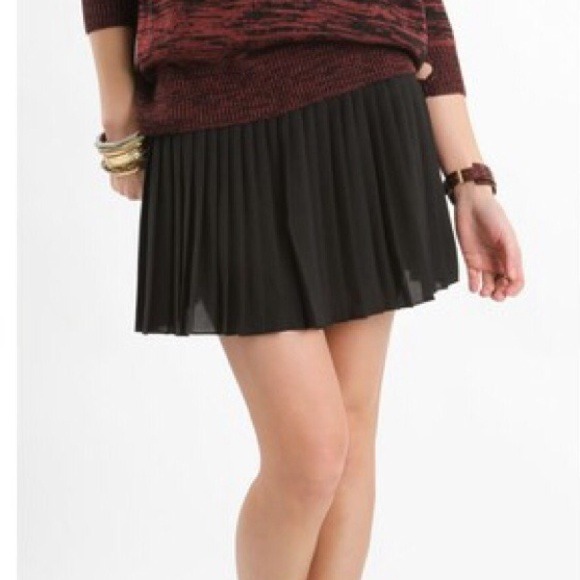 ❌Sold in bundle❌ Black Pleated Mini Skirt - Picture 2 of 3