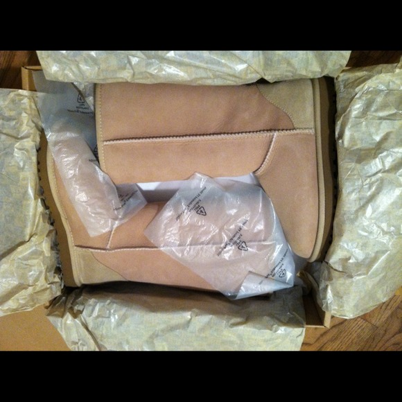 SOLD BNIB UGG Australia Classic Tall SAnd Sz.6 - Picture 1 of 4