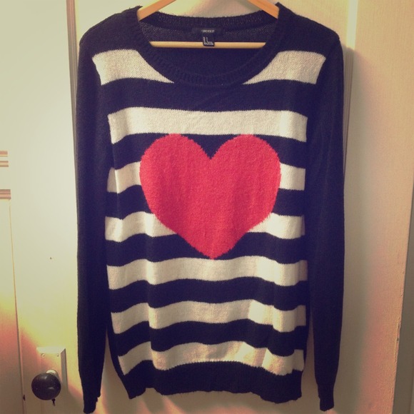 Forever 21 Sweaters - 💕HOST PICK💕 Heart sweater