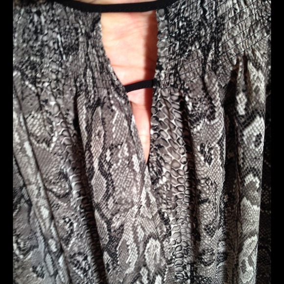 SOLD----💐💐💐NWOT BCBG snakeskin blouse M/L💐💐💐 - Picture 2 of 4