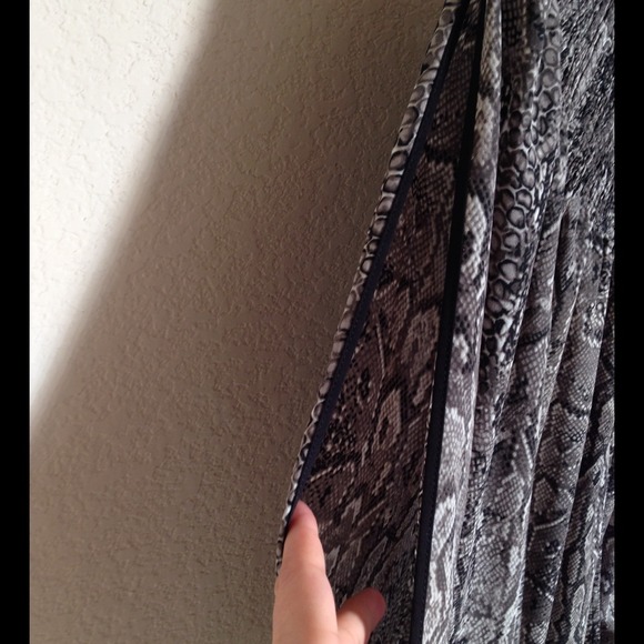 SOLD----💐💐💐NWOT BCBG snakeskin blouse M/L💐💐💐 - Picture 3 of 4