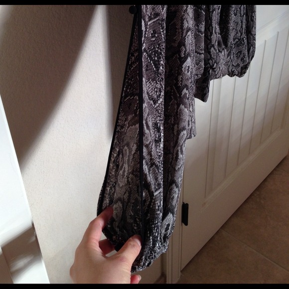 SOLD----💐💐💐NWOT BCBG snakeskin blouse M/L💐💐💐 - Picture 4 of 4