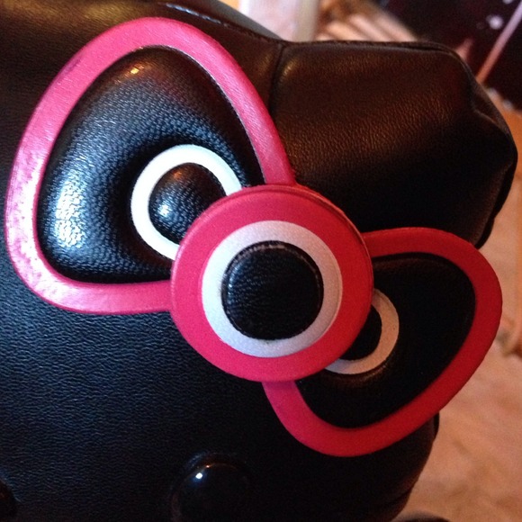 Limited Edition Hello Kitty Loves MAC - Picture 2 of 4