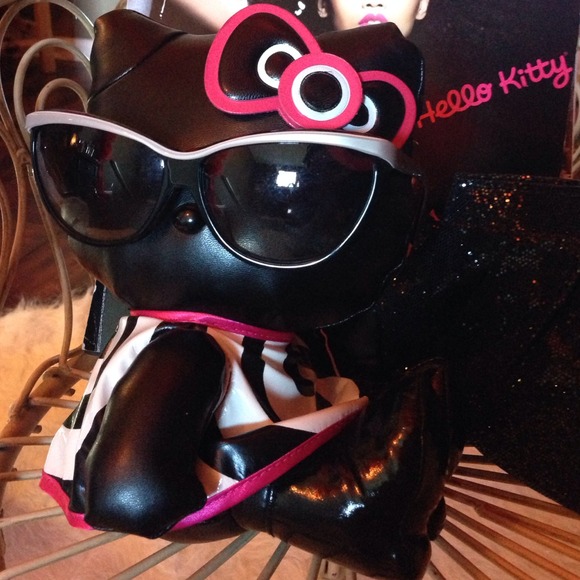 Limited Edition Hello Kitty Loves MAC - Picture 4 of 4