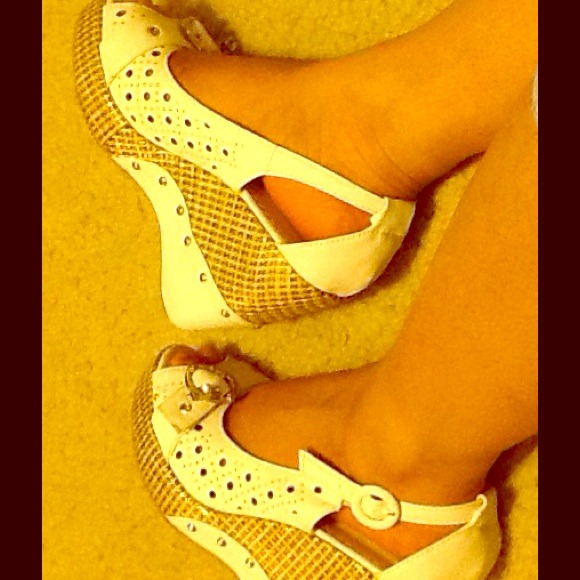 White wedge shoe
