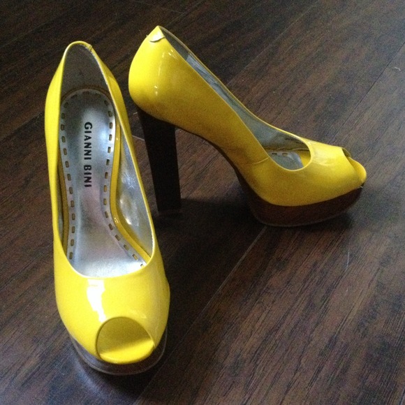 Gianni Bini "Gotham" Peep Toe Platform Pumps