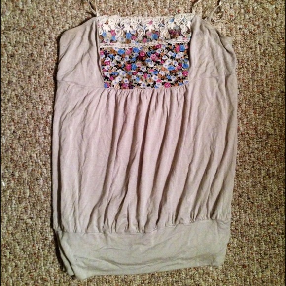 🚫donated🚫Stretchy tank with floral accents