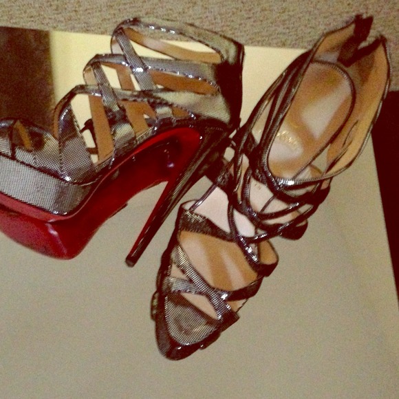 Christian Louboutin/red bottom
